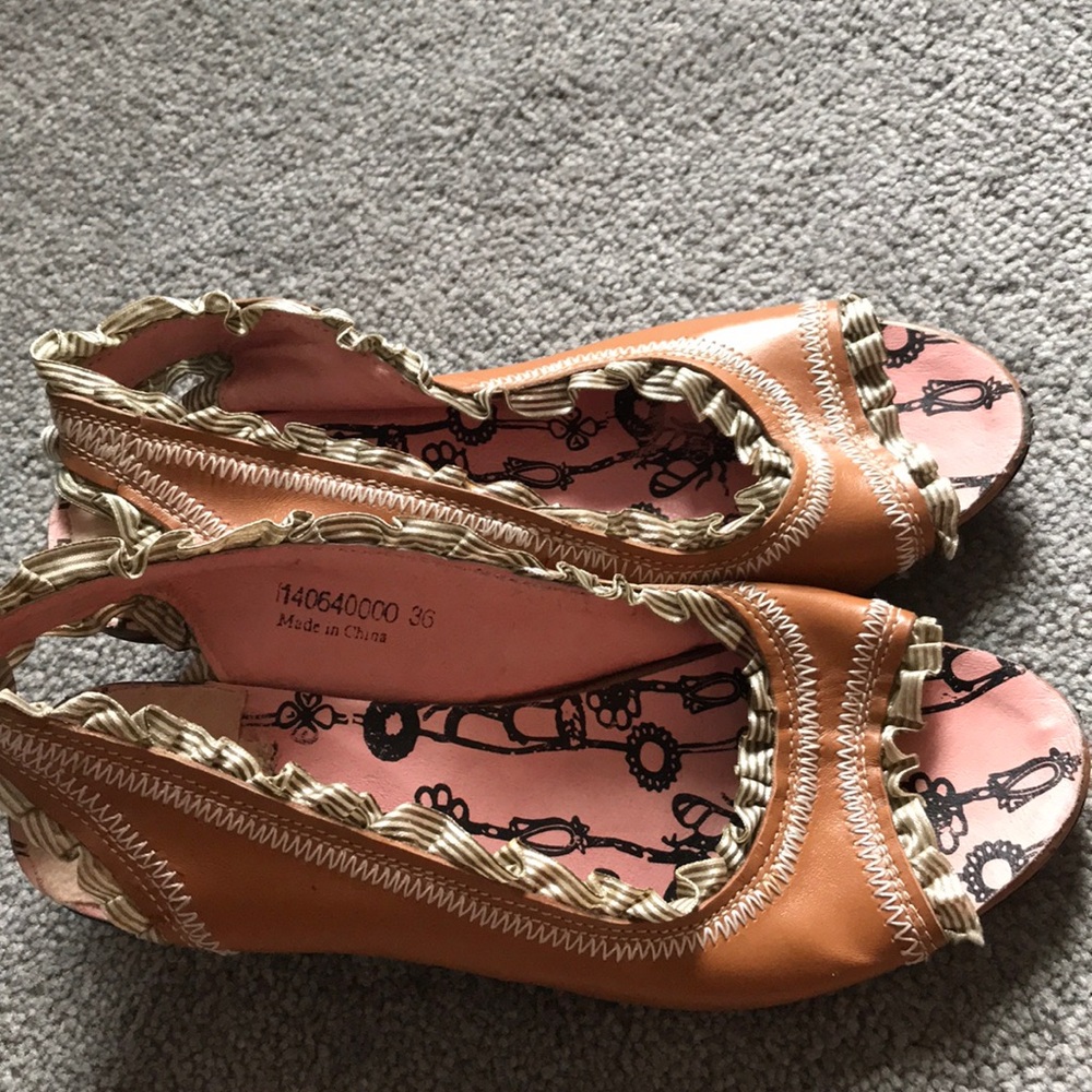 Low heel, vintage looking sandals size 6